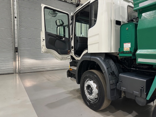 Scania P360 8×4 Rest Cab Steel Tipper Manual