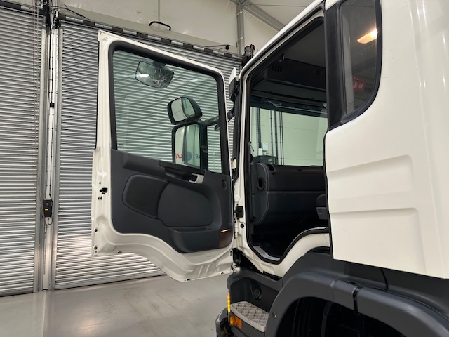Scania P360 8×4 Rest Cab Steel Tipper Manual