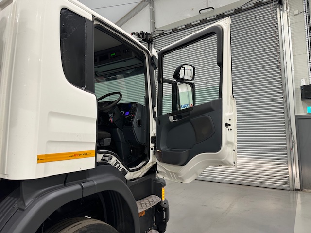 Scania P370 8×4 Day Cab Tipper Manual