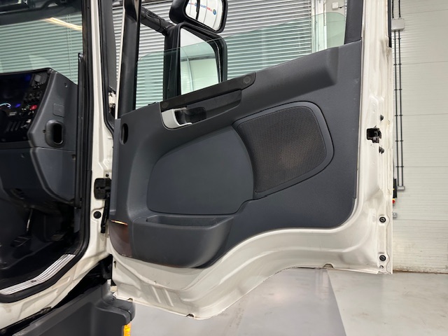 Scania P370 8×4 Day Cab Tipper Manual