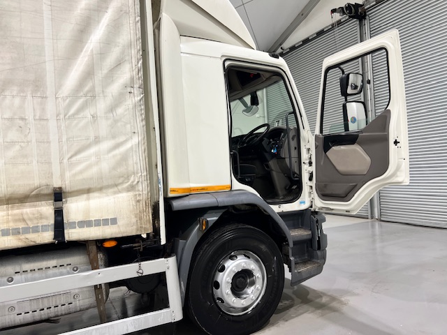 DAF LF 250 Sleeper Cab Curtainsider