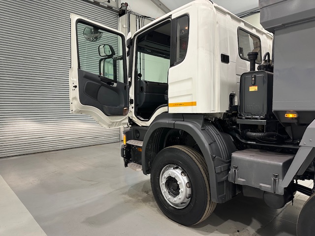 Scania P370 8×4 Day Cab Tipper Manual