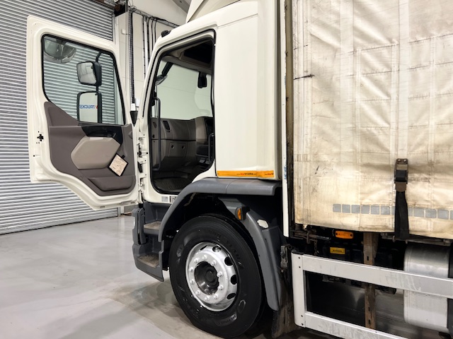 DAF LF 250 Sleeper Cab Curtainsider