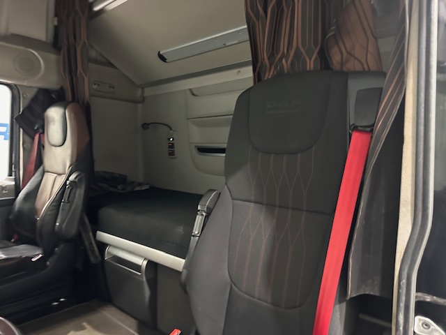 DAF XF 530 6×2 Midlift Tractor Unit