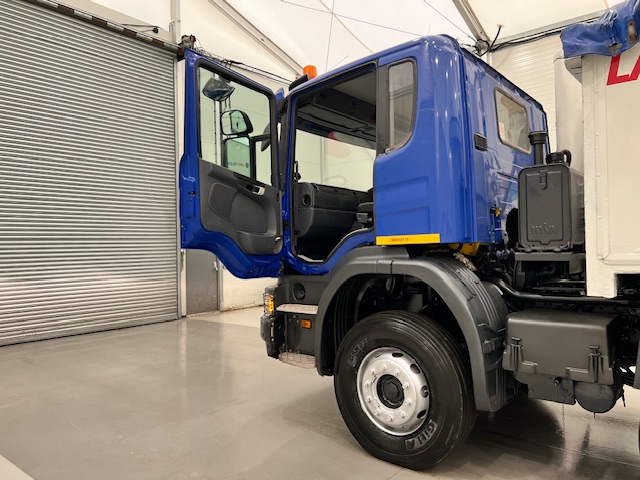 Scania P370 8×4 Rest Cab Tipper Manual