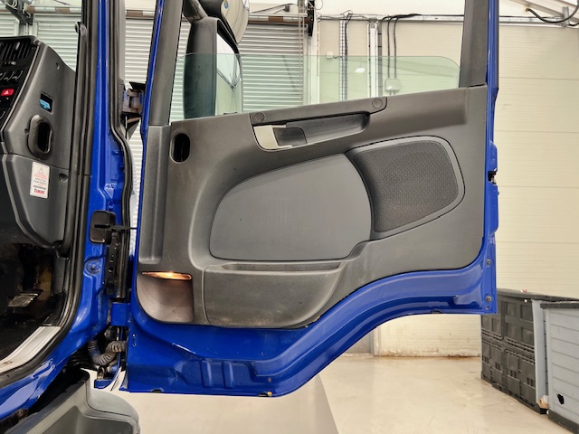 Scania P370 8×4 Rest Cab Tipper Manual