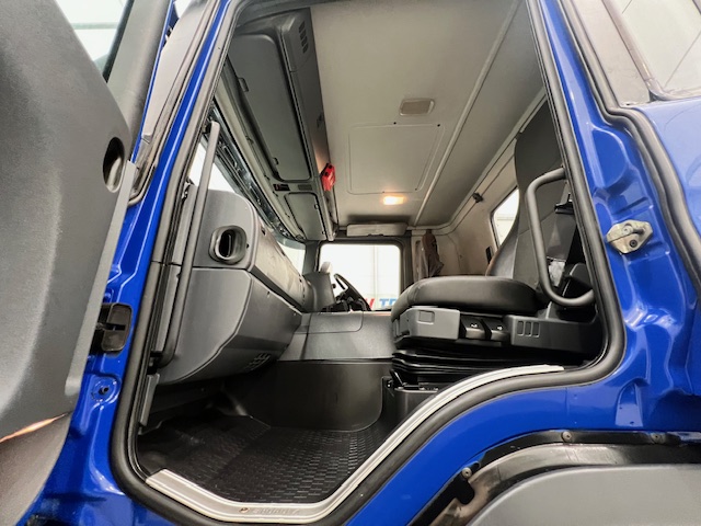 Scania P370 8×4 Rest Cab Tipper Manual