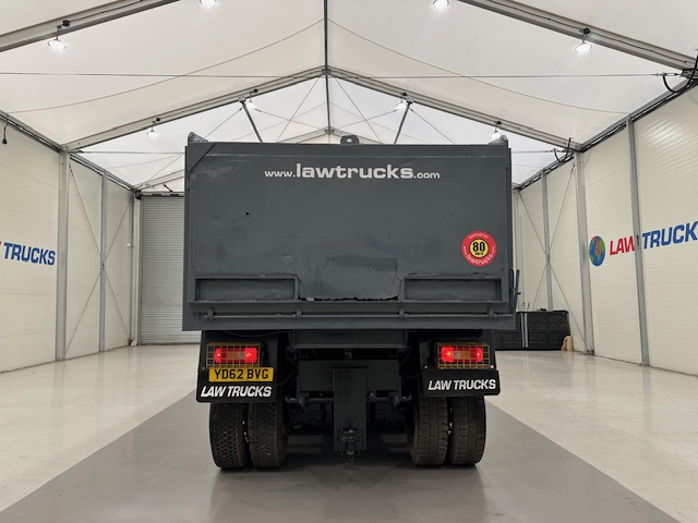 Volvo FM 370 8×4 Steel Tipper Grab