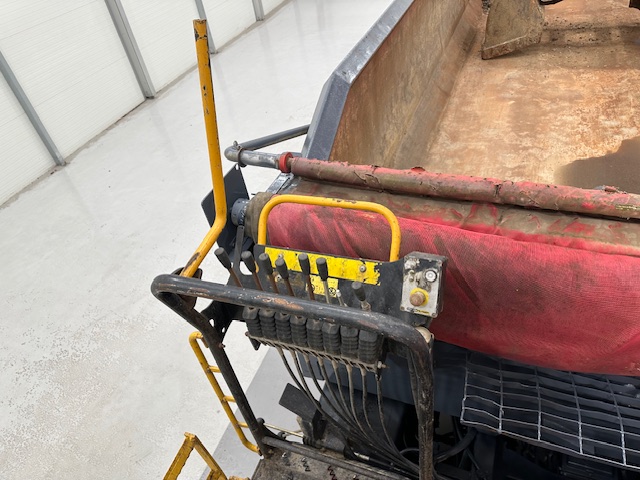 Volvo FM 370 8×4 Steel Tipper Grab