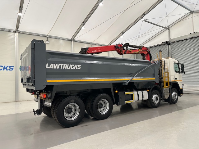 Volvo FM 370 8×4 Steel Tipper Grab