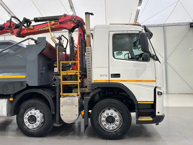 Volvo FM 370 8×4 Steel Tipper Grab