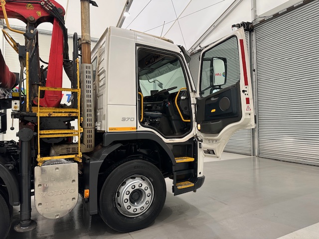 Volvo FM 370 8×4 Steel Tipper Grab