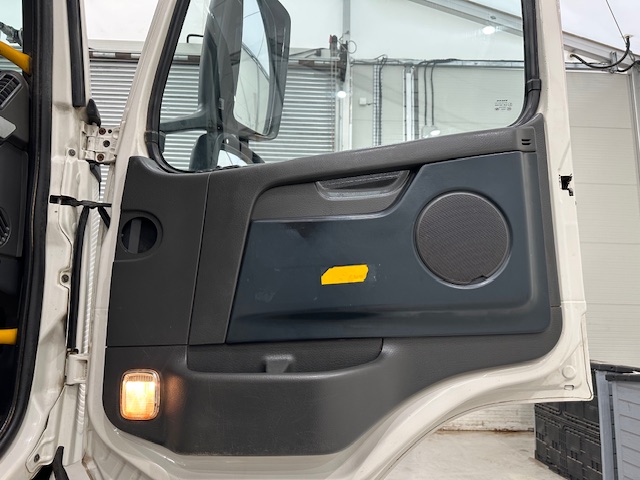 Volvo FM 370 8×4 Steel Tipper Grab