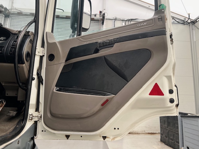 DAF CF85 410 8×4 Day Cab Steel Tipper Grab