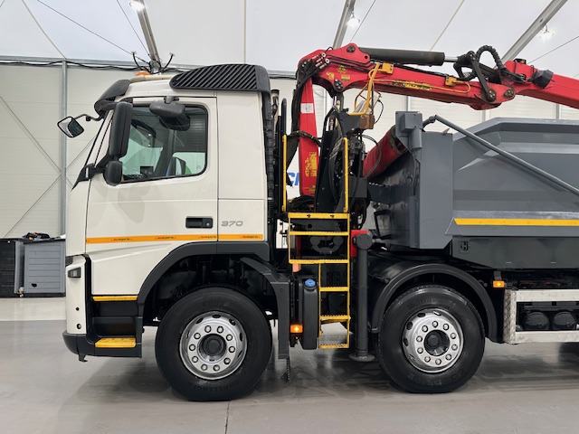 Volvo FM 370 8×4 Steel Tipper Grab