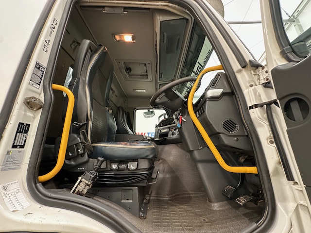 Volvo FM 370 8×4 Steel Tipper Grab