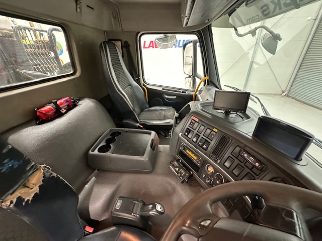 Volvo FM 370 8×4 Steel Tipper Grab