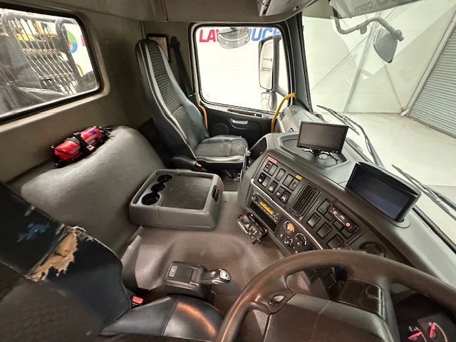 Volvo FM 370 8×4 Steel Tipper Grab