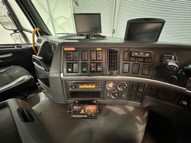 Volvo FM 370 8×4 Steel Tipper Grab