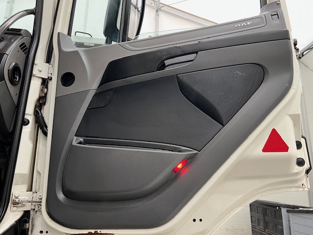 DAF CF 400 8×4 Day Cab Steel Tipper Grab