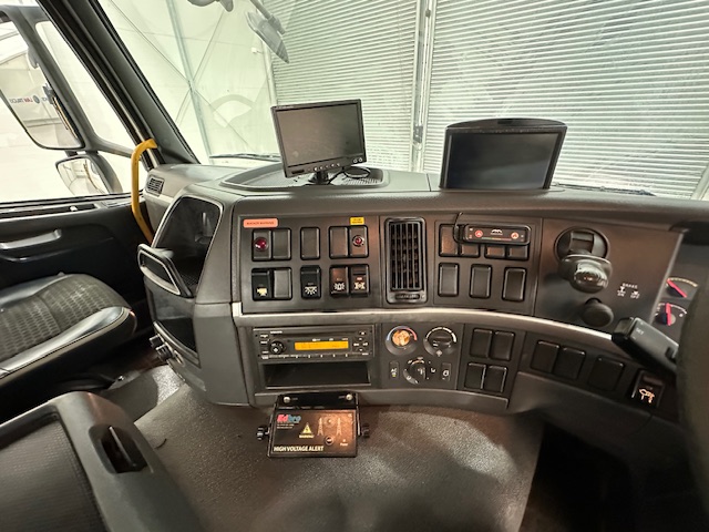 Volvo FM 370 8×4 Steel Tipper Grab