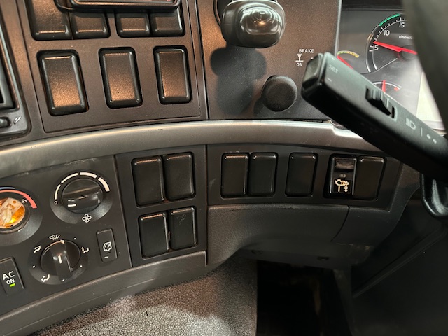 Volvo FM 370 8×4 Steel Tipper Grab