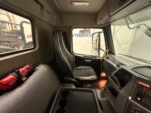 Volvo FM 370 8×4 Steel Tipper Grab
