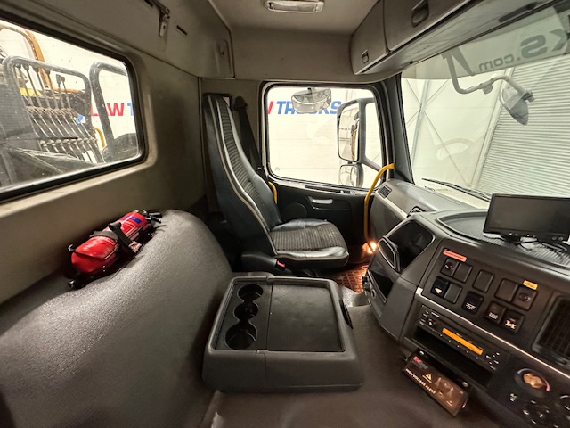 Volvo FM 370 8×4 Steel Tipper Grab