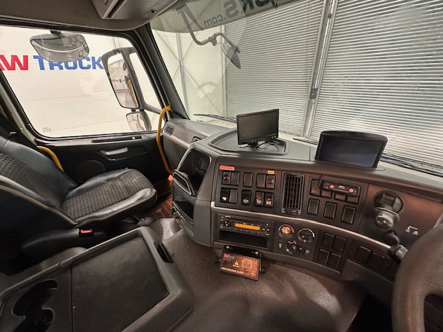 Volvo FM 370 8×4 Steel Tipper Grab