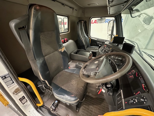 Volvo FM 370 8×4 Steel Tipper Grab