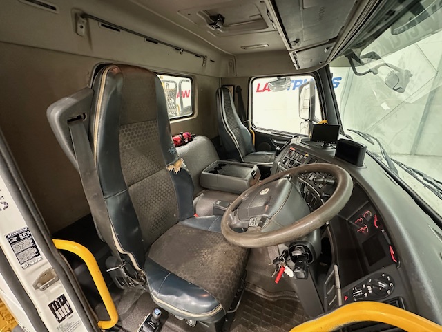 Volvo FM 370 8×4 Steel Tipper Grab