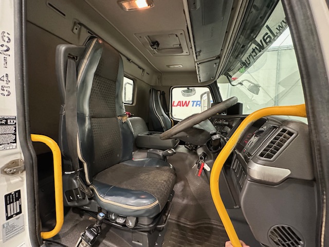 Volvo FM 370 8×4 Steel Tipper Grab