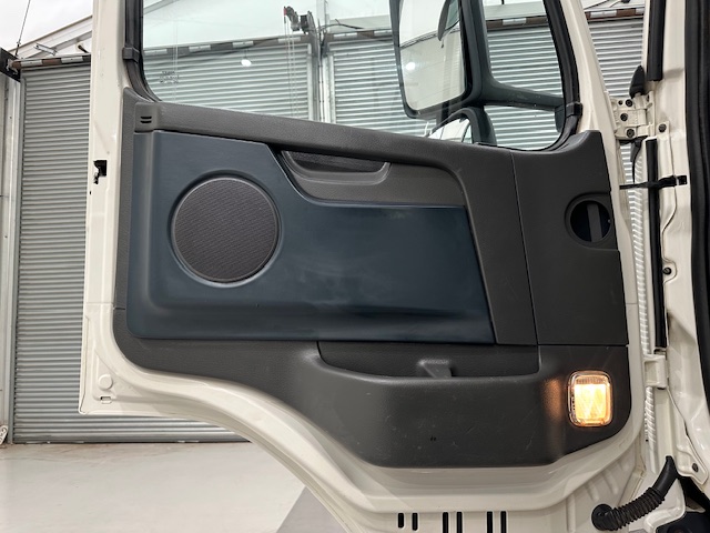 Volvo FM 370 8×4 Steel Tipper Grab