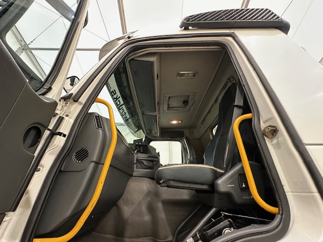 Volvo FM 370 8×4 Steel Tipper Grab