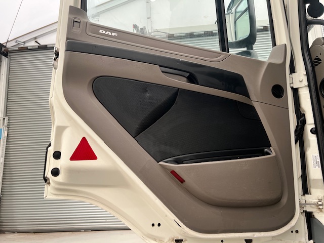 DAF CF85 410 8×4 Day Cab Steel Tipper Grab