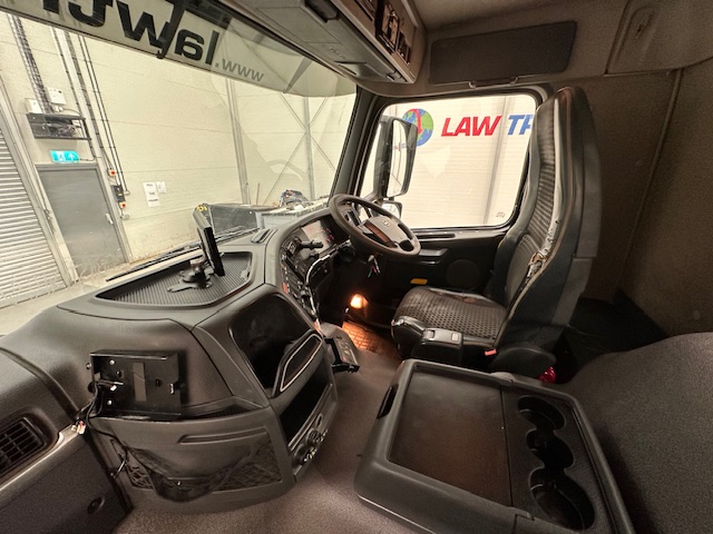 Volvo FM 370 8×4 Steel Tipper Grab