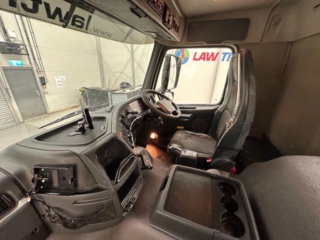 Volvo FM 370 8×4 Steel Tipper Grab