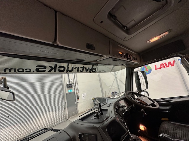 Volvo FM 370 8×4 Steel Tipper Grab