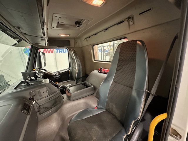 Volvo FM 370 8×4 Steel Tipper Grab