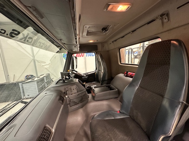 Volvo FM 370 8×4 Steel Tipper Grab