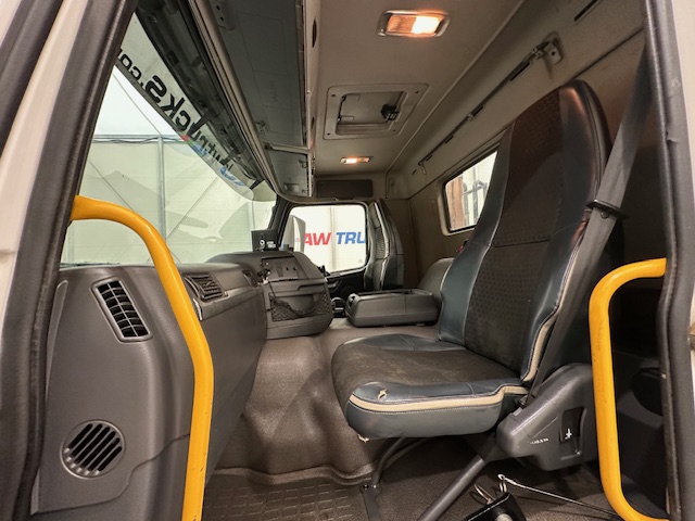 Volvo FM 370 8×4 Steel Tipper Grab