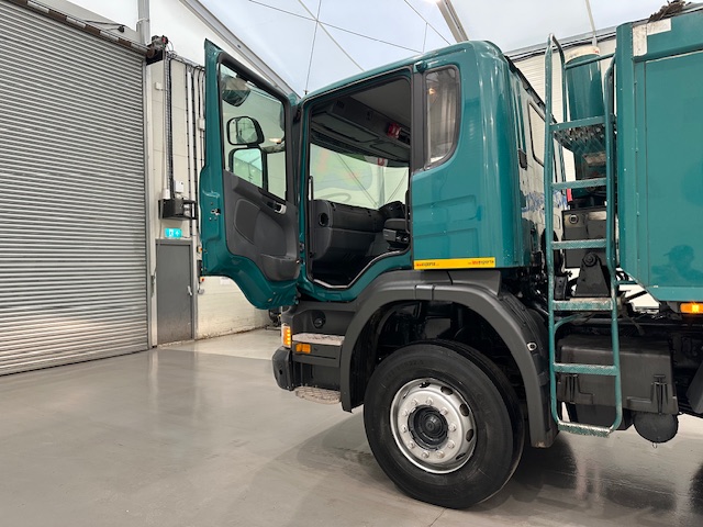 Scania P360 8×4 Rest Cab Tipper Manual