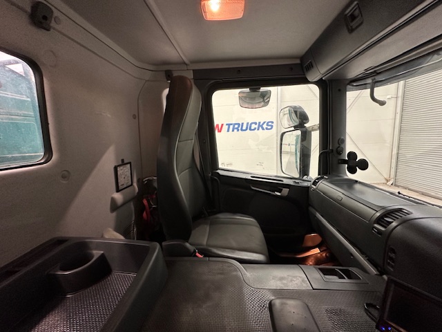 Scania P360 8×4 Rest Cab Tipper Manual