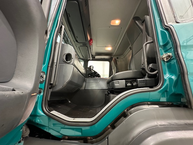 Scania P360 8×4 Rest Cab Tipper Manual