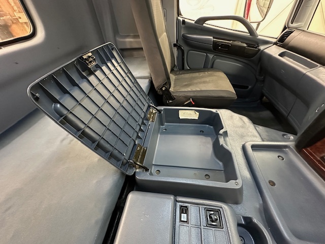 Hino 3241 700 8×4 Sleeper Cab Steel Tipper