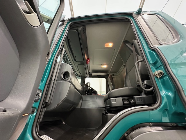 Scania P360 8×4 Rest Cab Tipper Manual