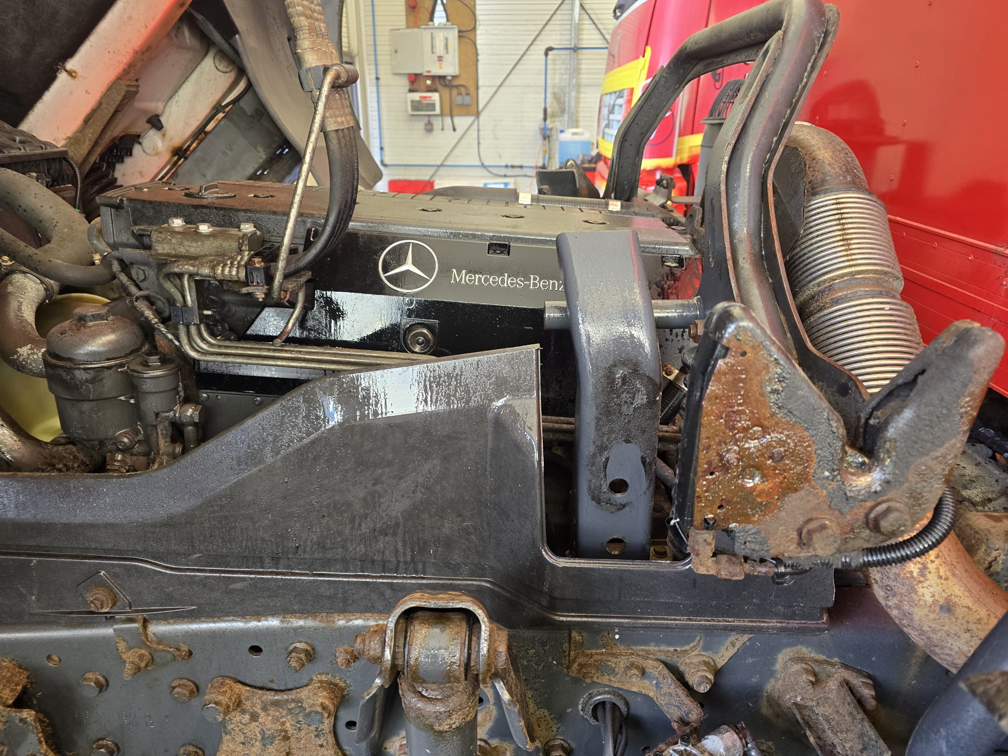 Mercedes Axor 2529 6×2 Rear Lift Day Cab Box Van