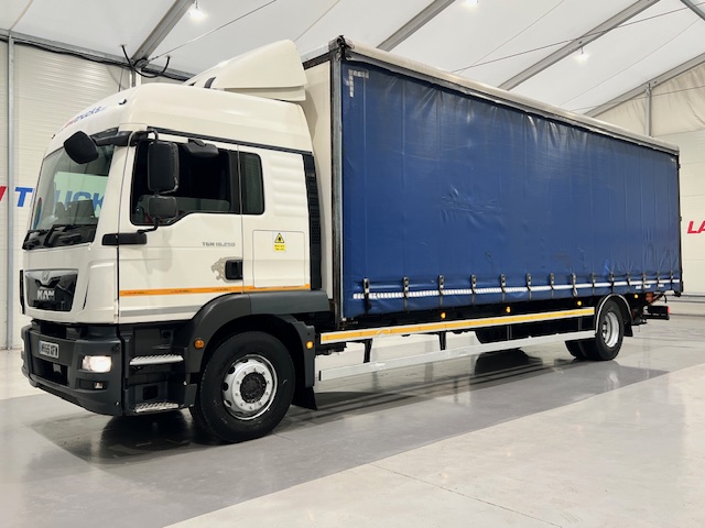 MAN TGM 18.250 4×2 Sleeper Cab Curtainsider
