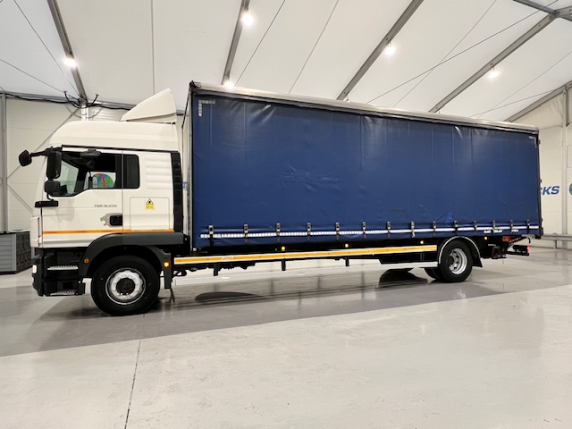 MAN TGM 18.250 4×2 Sleeper Cab Curtainsider