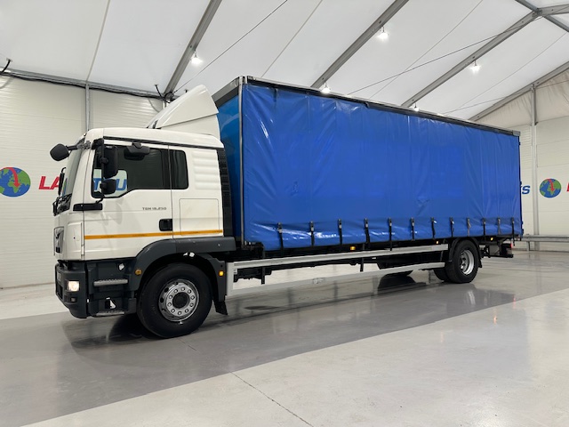 MAN TGM 18.250 4×2 Sleeper Cab Curtainsider